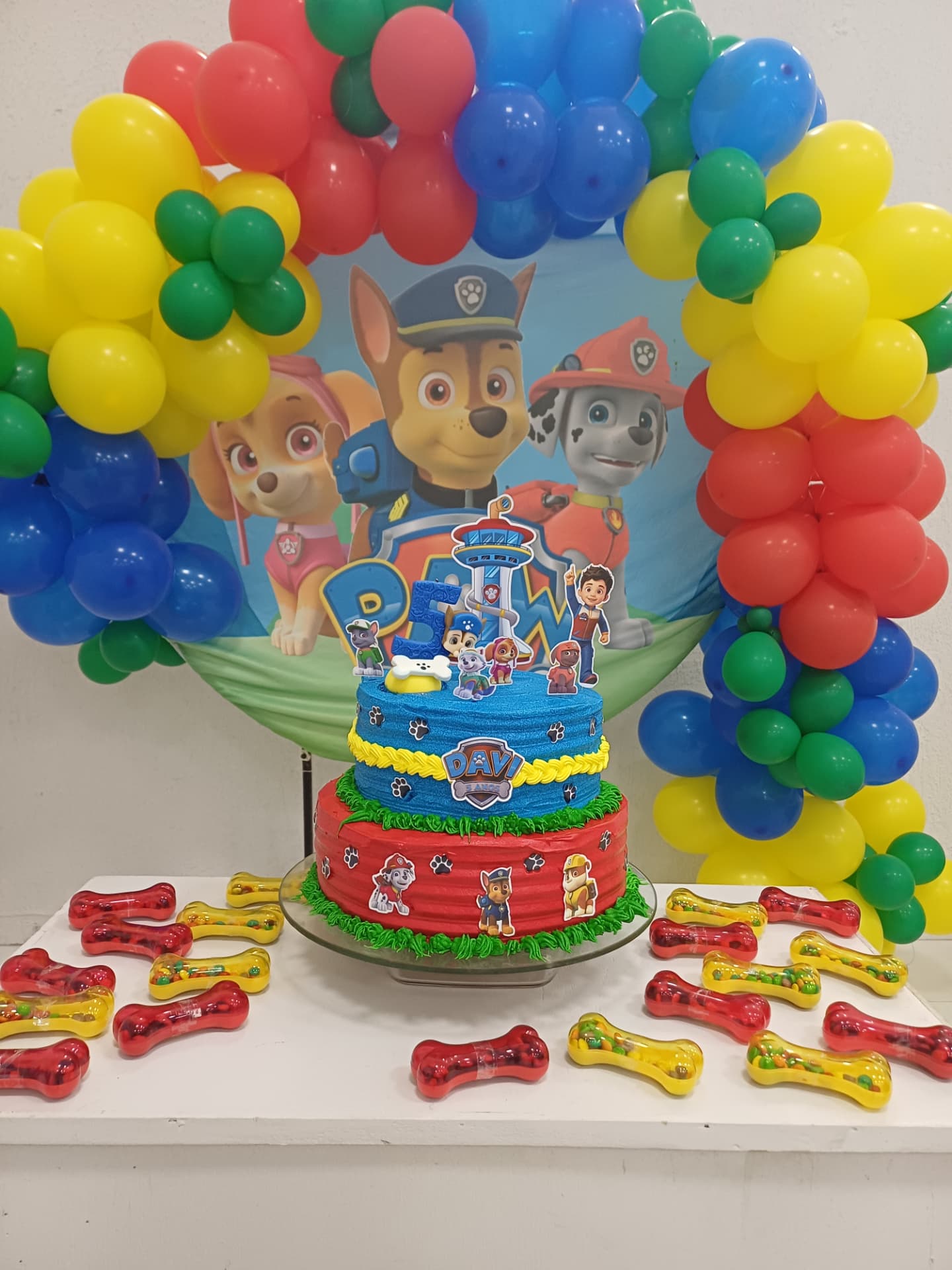 Bolo temático com arco de balões