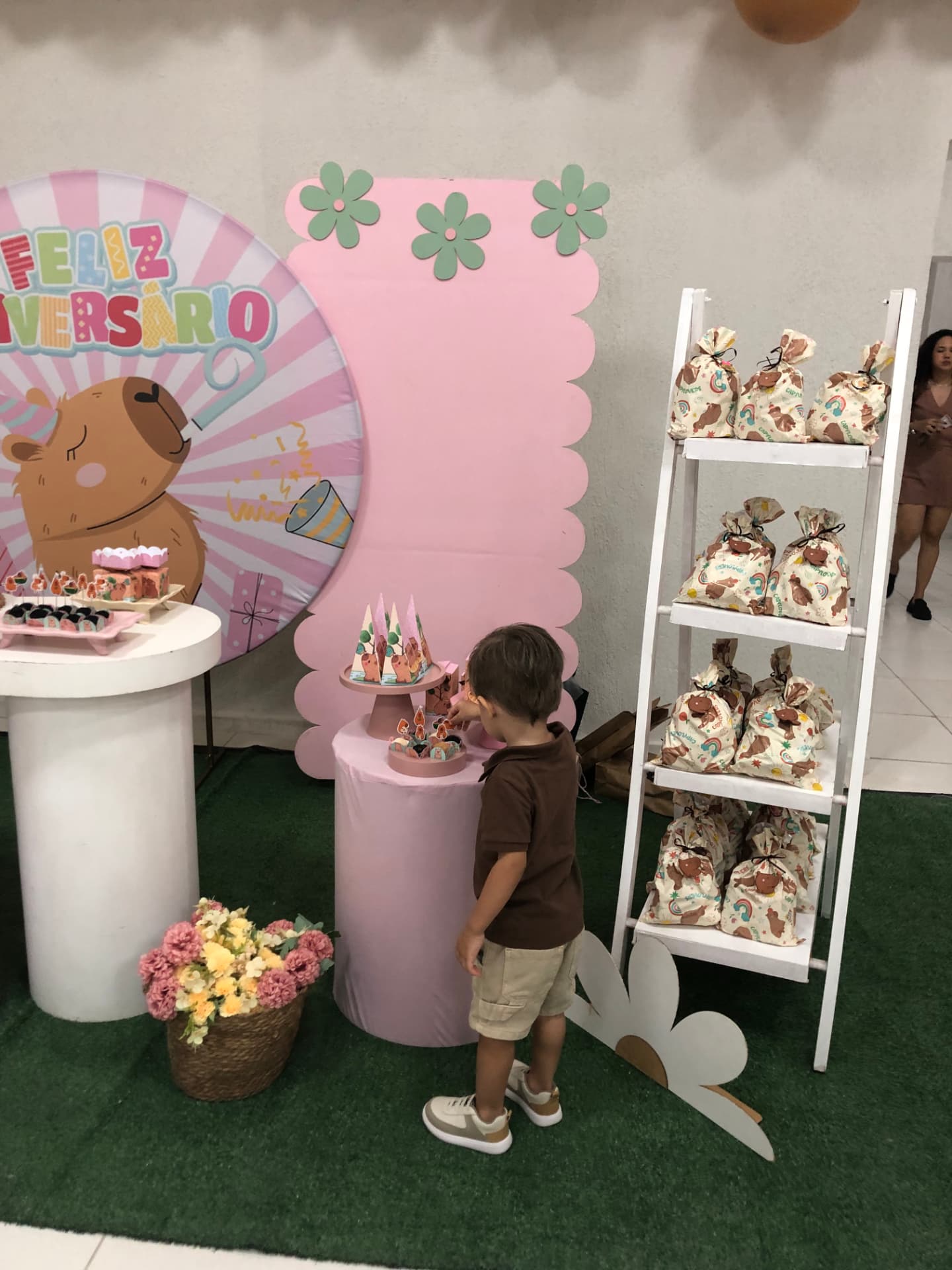 Criança na decoração com escada de lembrancinhas
