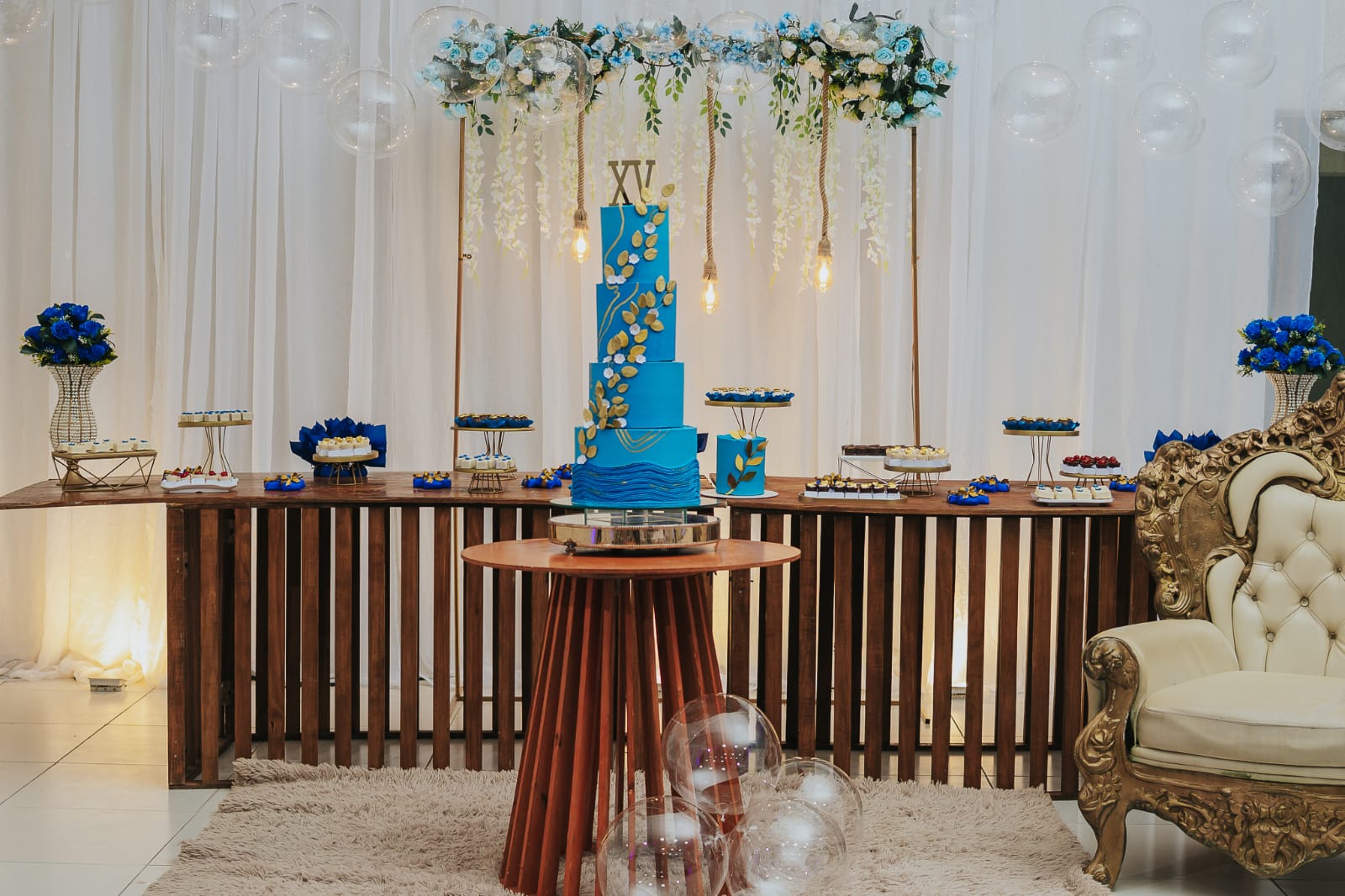Mesa de bolo com doces