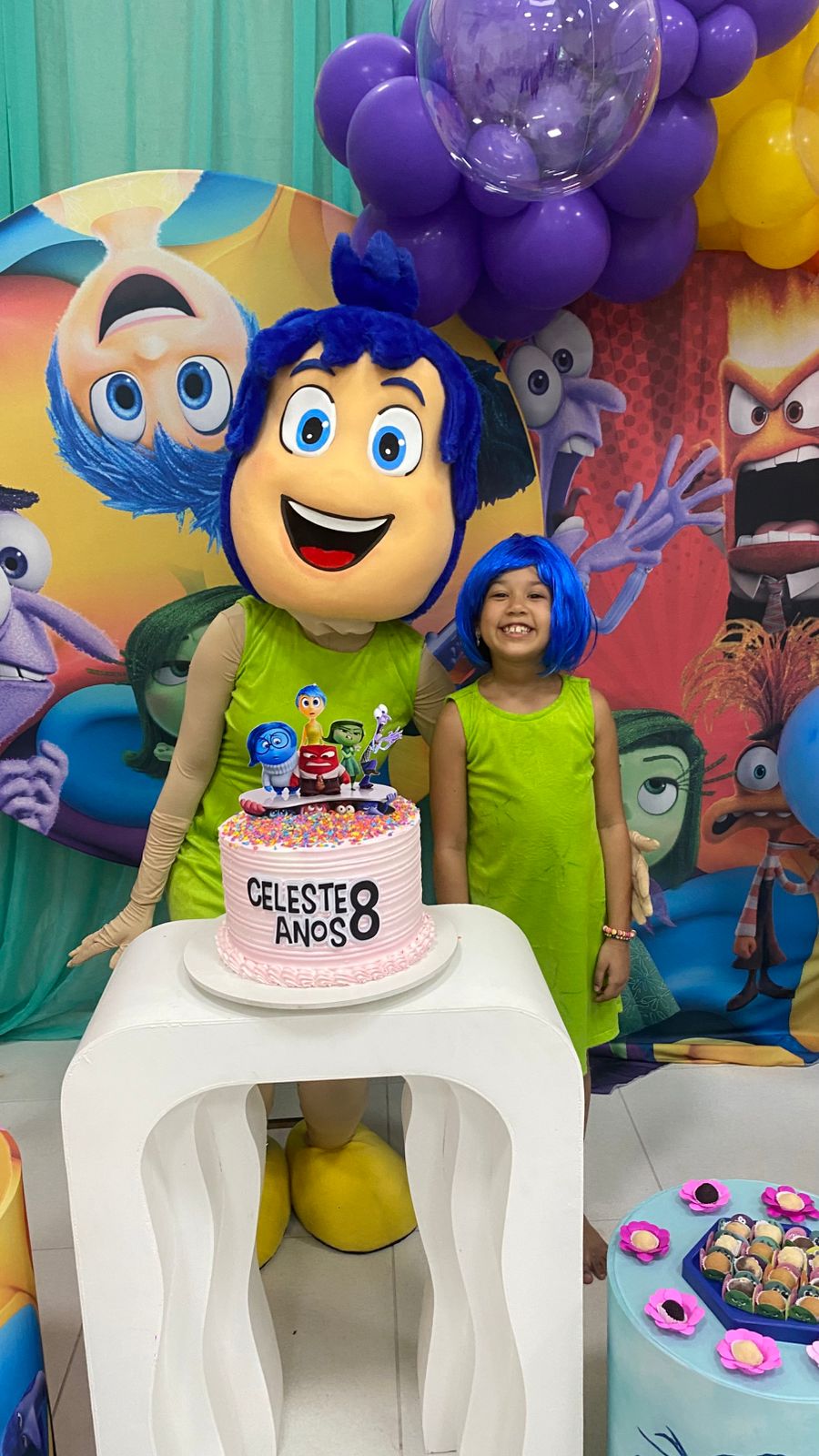 Festa infantil temática com personagem e bolo decorado
