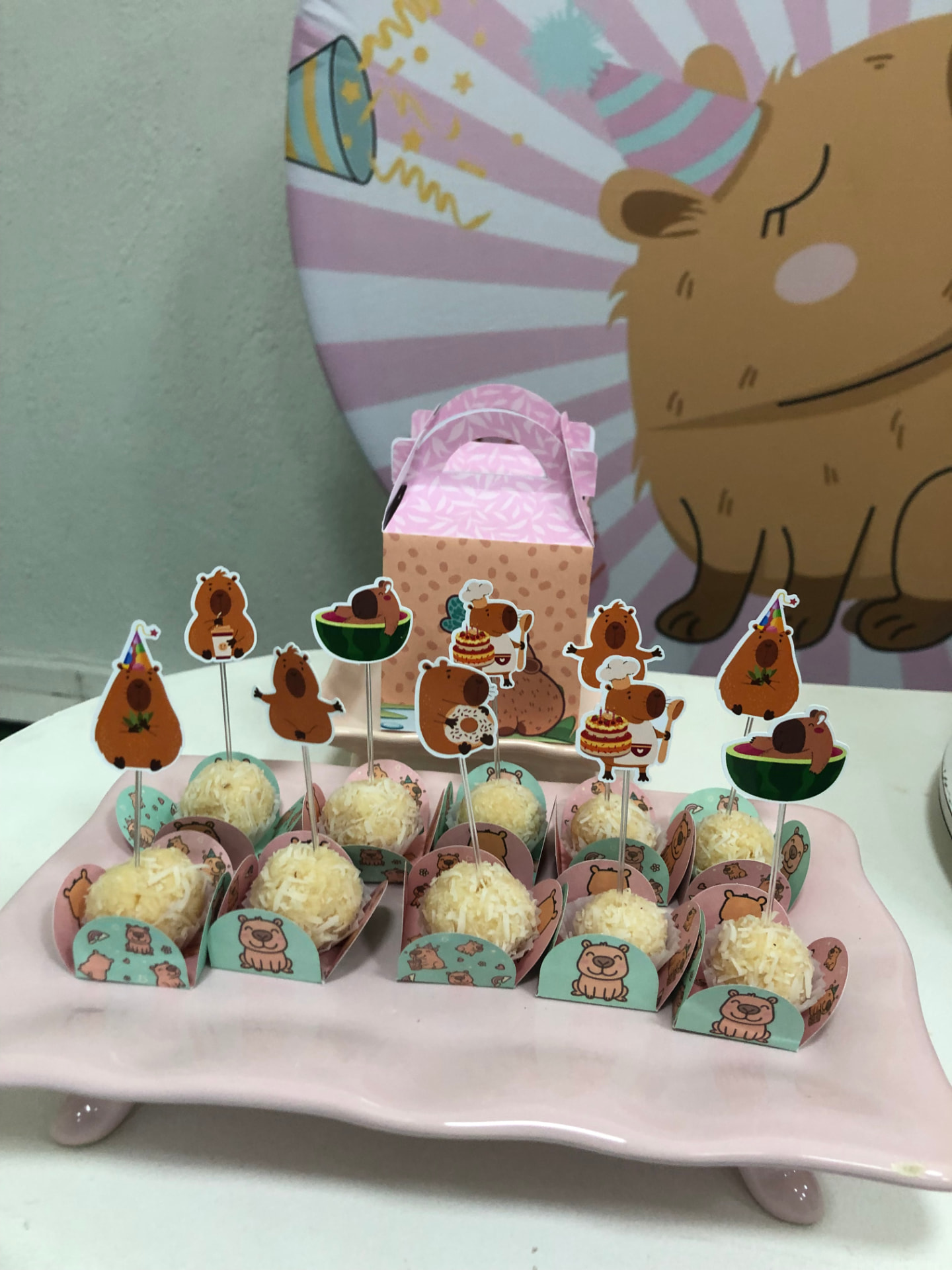 Doces decorados com toppers de capivara