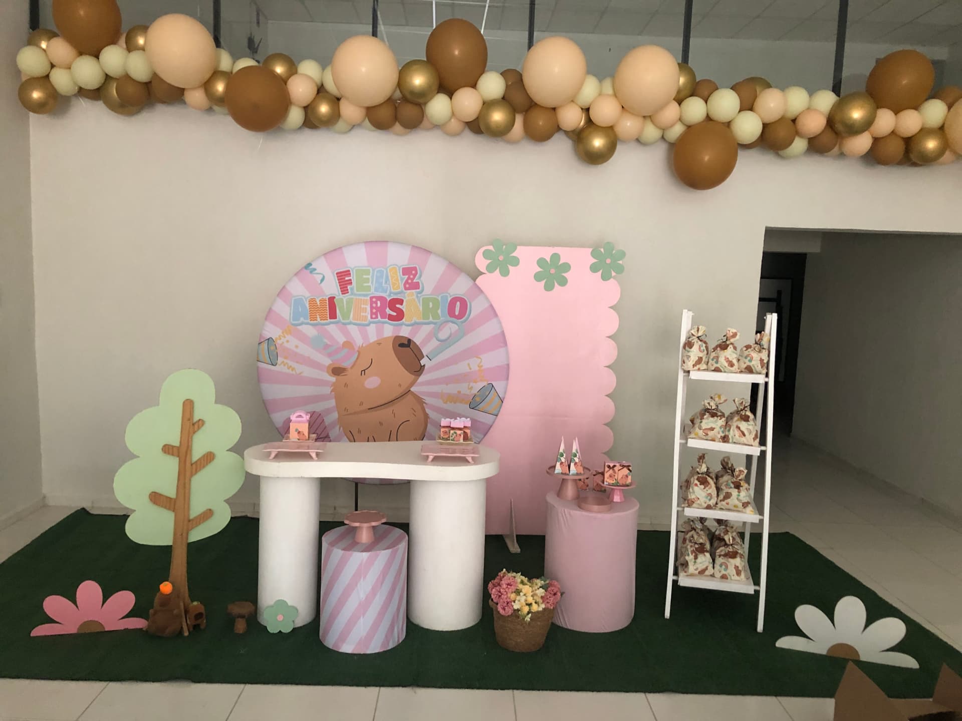 Decoração de aniversário com arco de balões em tons terrosos