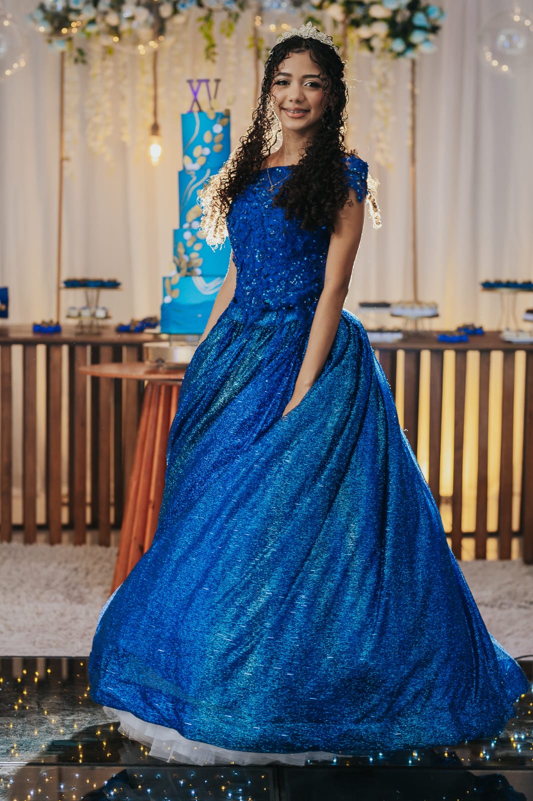 Debutante em frente à mesa de bolo
