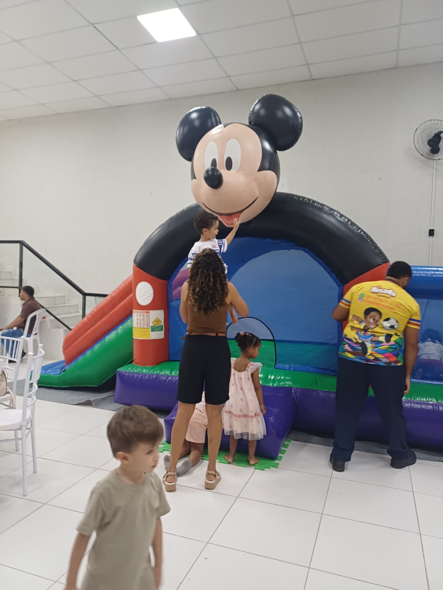 Brinquedo inflável montado dentro do salão