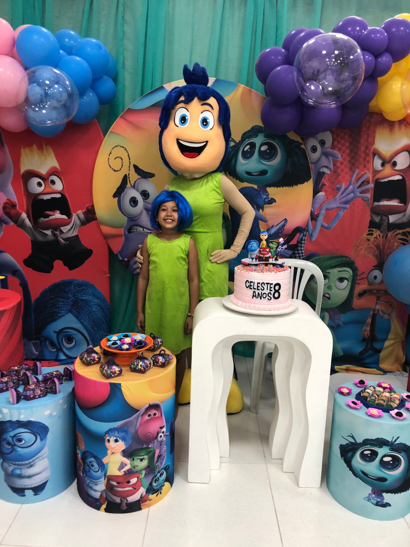 Aniversariante com personagem e mesa de bolo temática