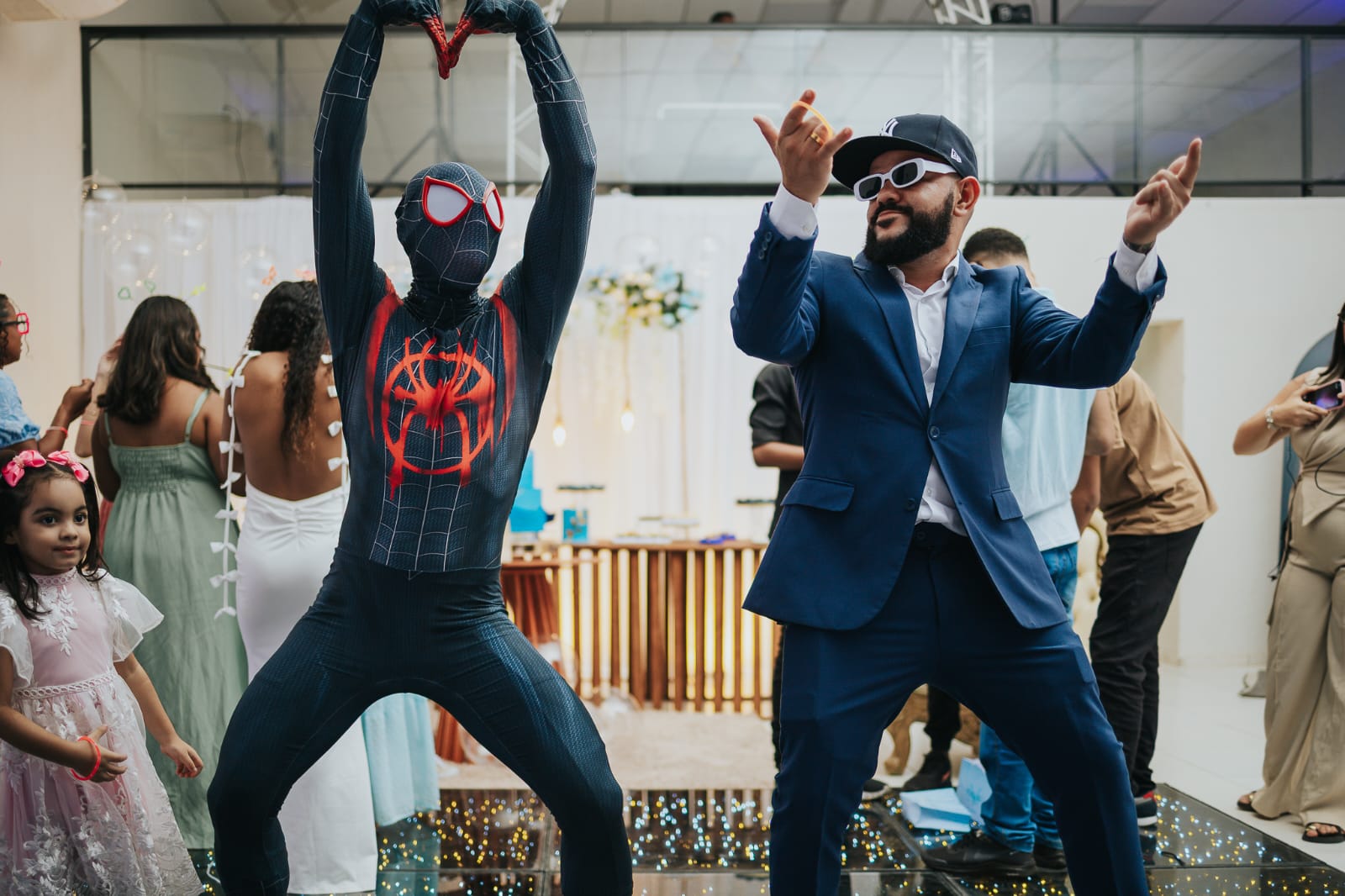 Convidados dançando durante a festa