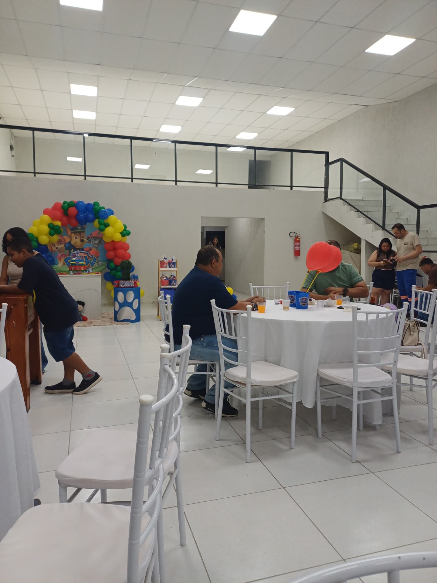 Salão em montagem com mezanino ao fundo