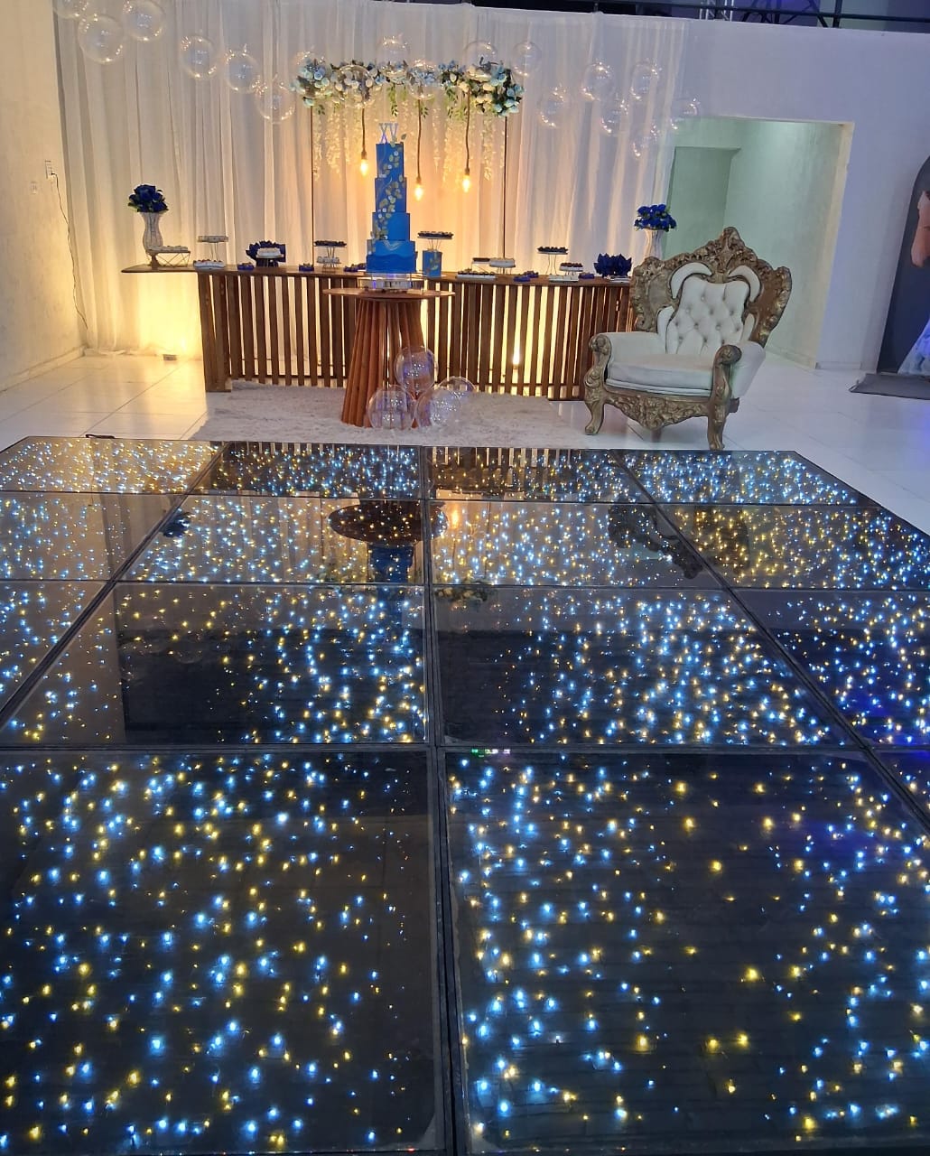 Pista de dança espelhada com luzes de LED